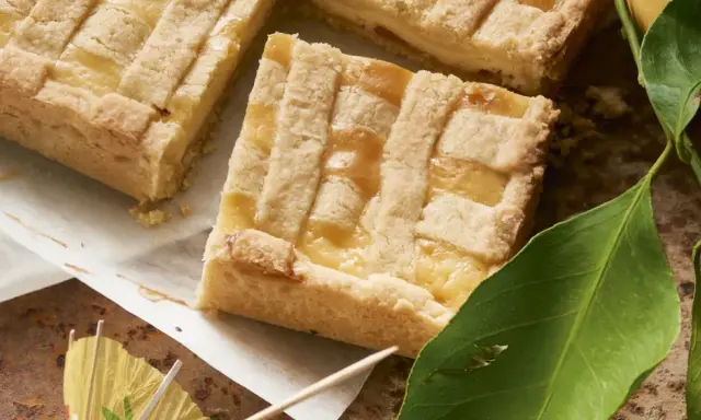 Un délicieux gâteau à la ricotta sicilien, avec une croûte dorée et une garniture crémeuse, prêt à être dégusté.