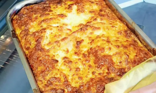Lasagnes dorées et gratinées dans un plat, prêtes à congeler pour un repas facile.