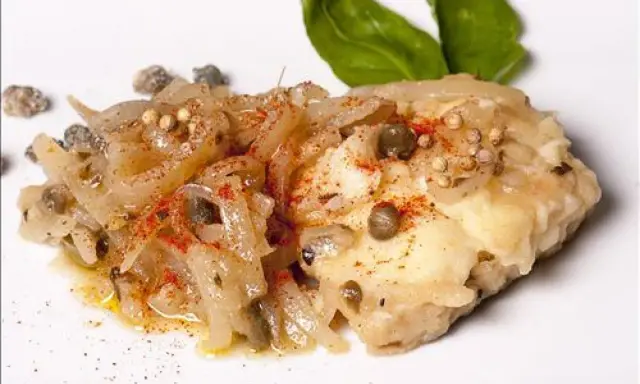 Un plat de lotte aux oignons, câpres et épices, parfait pour une recette lotte facile et rapide.