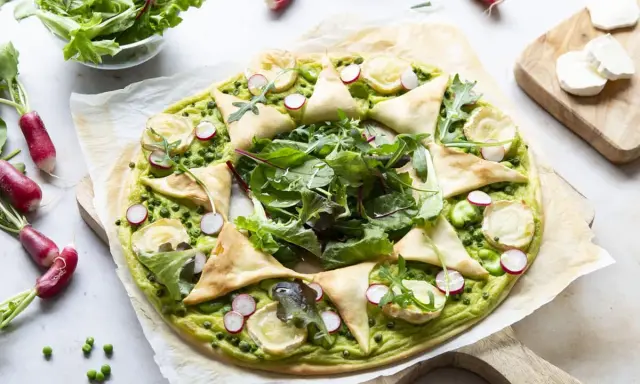 Tarte printanière aux fèves, petits pois, radis et fromage de chèvre. Une idée de recettes originales pour un repas léger et savoureux.