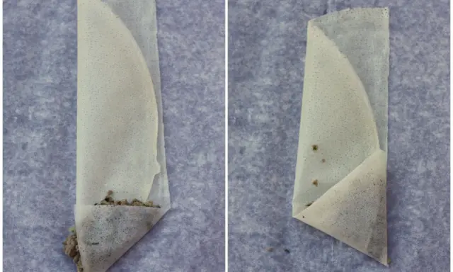 Deux étapes du pliage brick : une feuille de pâte remplie de farce, puis pliée en triangle.