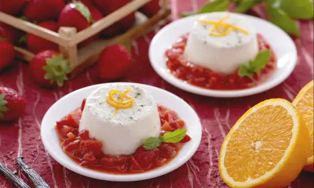 Délicieux panna cotta au lait sans crème, servi avec des fraises et une touche d'orange.