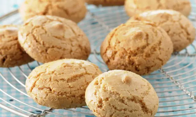 Amaretti dorés et craquelés sur une grille, prêts à être dégustés. Une recette facile pour un plaisir gourmand.