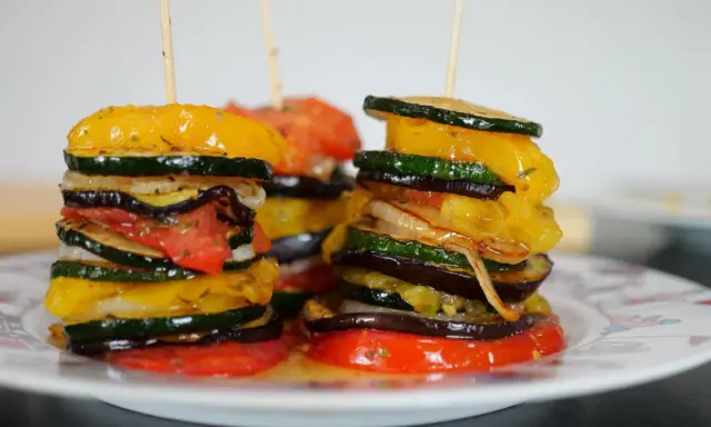 Délicieuses tourtes de légumes grillés, une recette plancha parfaite pour l'été. Courgettes, aubergines, poivrons et tomates, un régal !