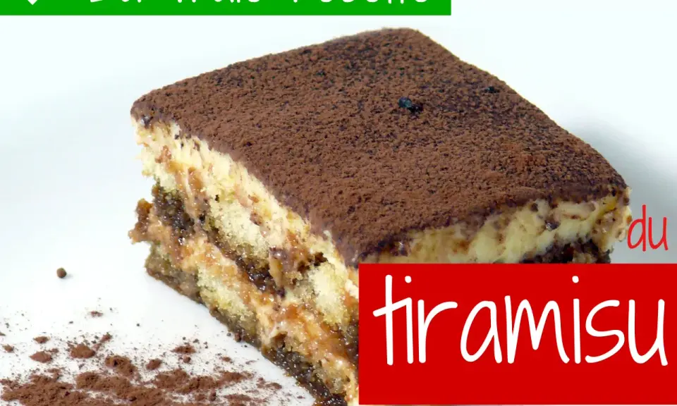 La vraie recette du tiramisu sans blanc en neige, une part généreuse de ce dessert italien classique, saupoudrée de cacao.