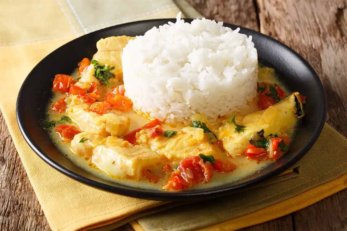 D&eacute;licieuse recette dos de cabillaud &agrave; la po&ecirc;le, servi avec du riz blanc et une sauce tomate et persil.