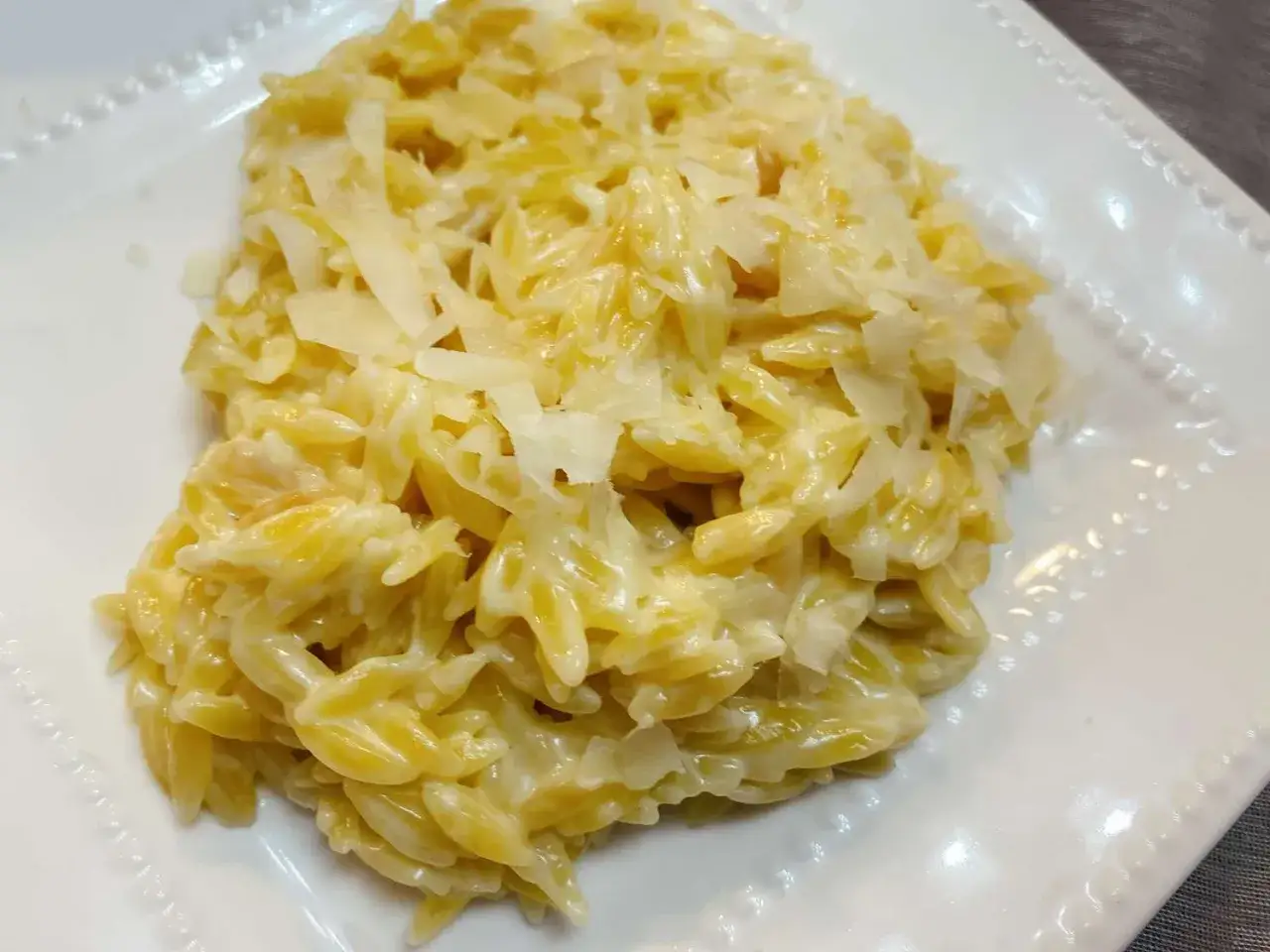 Un plat r&eacute;confortant de p&acirc;tes orzo cr&eacute;meuses, saupoudr&eacute;es de parmesan r&acirc;p&eacute;. Un d&eacute;lice facile &agrave; pr&eacute;parer en une seule casserole.