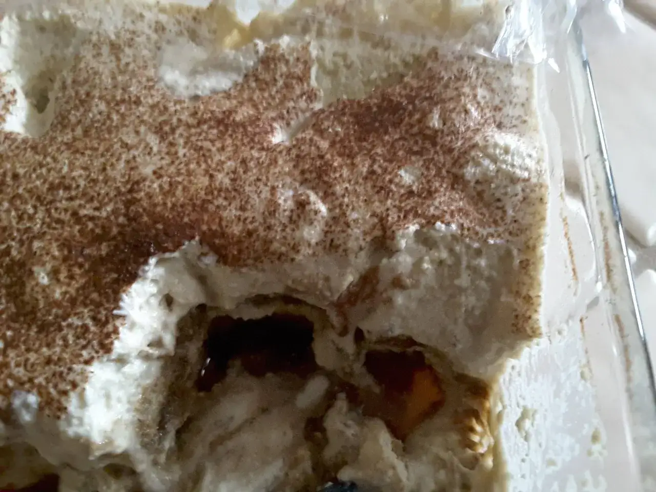 Tiramisu avec une cr&egrave;me au mascarpone trop liquide, saupoudr&eacute; de cacao. La texture semble un peu fondue.