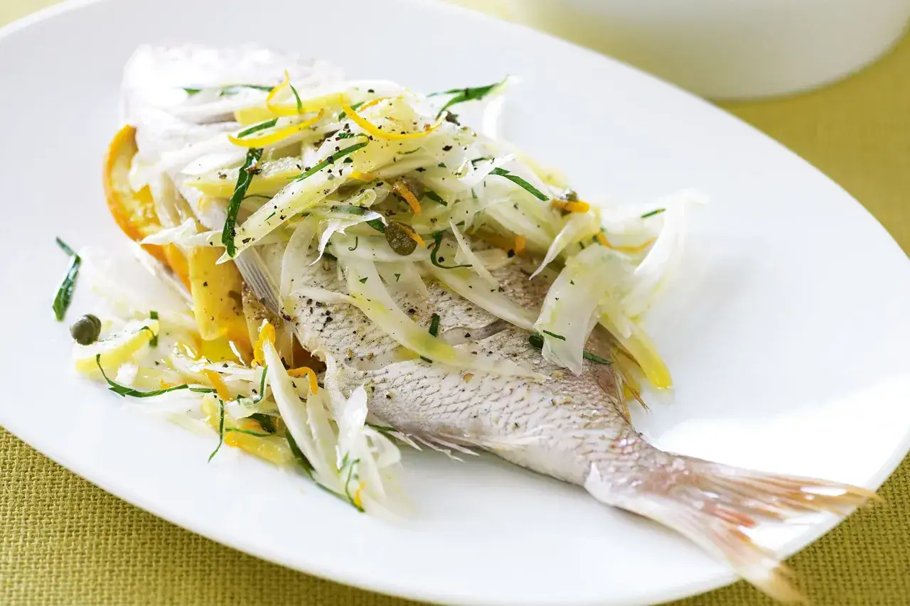 Un filet de julienne aux agrumes et aux c&acirc;pres, une assiette fra&icirc;che et color&eacute;e.