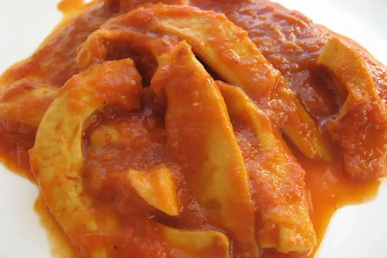 D&eacute;licieux encornet en sauce tomate, pr&ecirc;t pour la cuisson. Un plat savoureux et r&eacute;confortant.