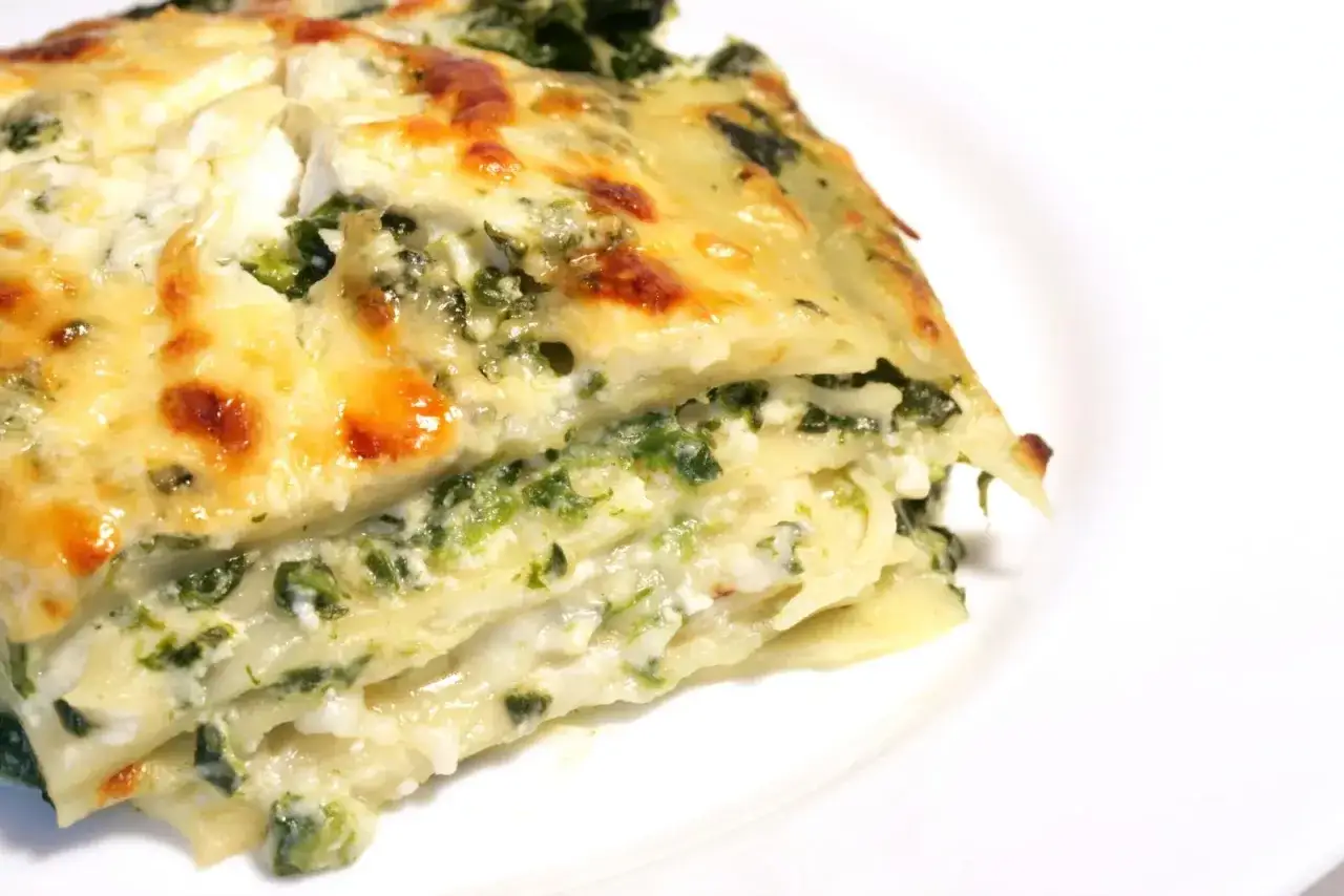 Une part de lasagnes aux &eacute;pinards et ricotta, gratin&eacute;e au fromage. Parfait pour savoir que faire avec 4 feuilles de lasagne !
