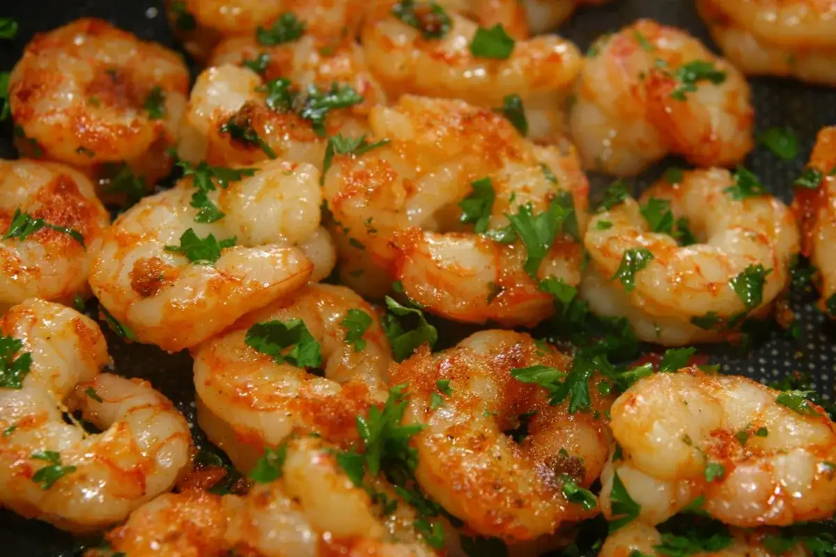 Gambas po&ecirc;l&eacute;es, dor&eacute;es et parsem&eacute;es de persil frais. Une recette simple et savoureuse pour un plat de fruits de mer rapide.