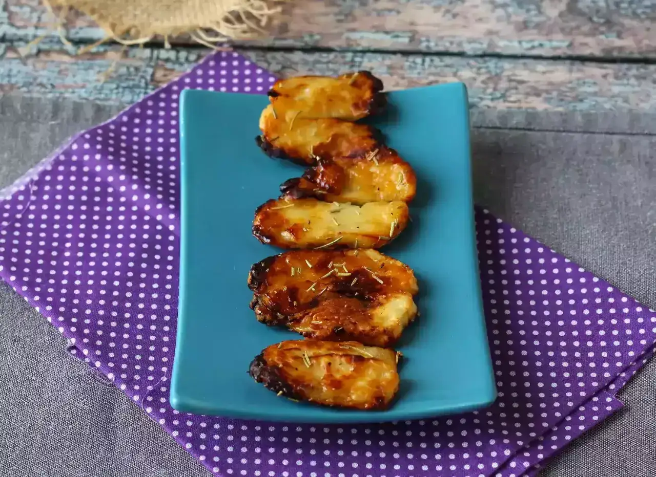 Tranches de halloumi dor&eacute;es et croustillantes, pr&eacute;par&eacute;es &agrave; l'air fryer, saupoudr&eacute;es d'herbes. Un d&eacute;lice facile &agrave; r&eacute;aliser.