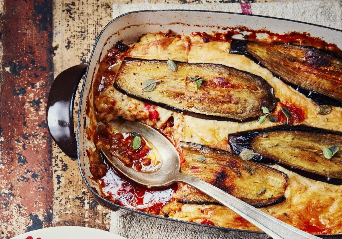 Un plat de moussaka gratin&eacute;e, avec des aubergines dor&eacute;es et une sauce tomate savoureuse. Une recette parfaite pour un repas r&eacute;confortant.