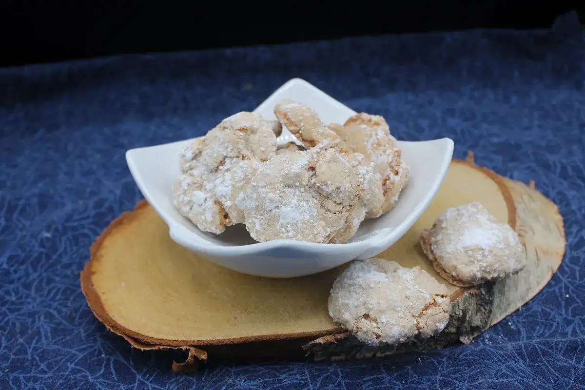 Amaretti saupoudr&eacute;s de sucre glace, pr&ecirc;ts &agrave; &ecirc;tre d&eacute;gust&eacute;s. Une recette facile pour un plaisir gourmand.