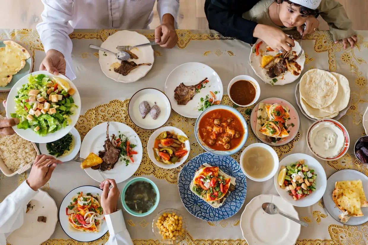 Un repas festif pour le Ramadan, avec des c&ocirc;telettes d'agneau, salades, soupes et pains. Une belle idee recette ramadan pour partager en famille.