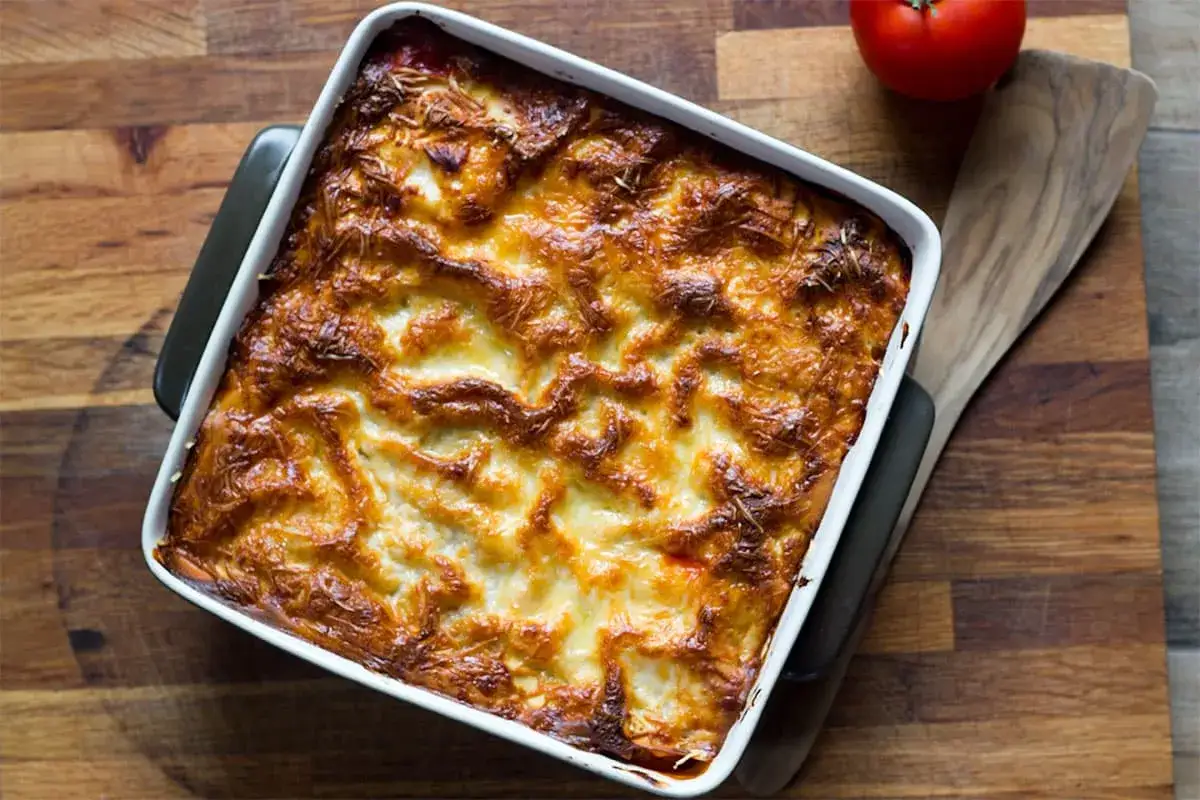 Lasagne di&eacute;t&eacute;tique dor&eacute;e et gratin&eacute;e dans un plat blanc, pr&ecirc;te &agrave; &ecirc;tre d&eacute;gust&eacute;e. Un d&eacute;lice l&eacute;ger pour un repas sain.