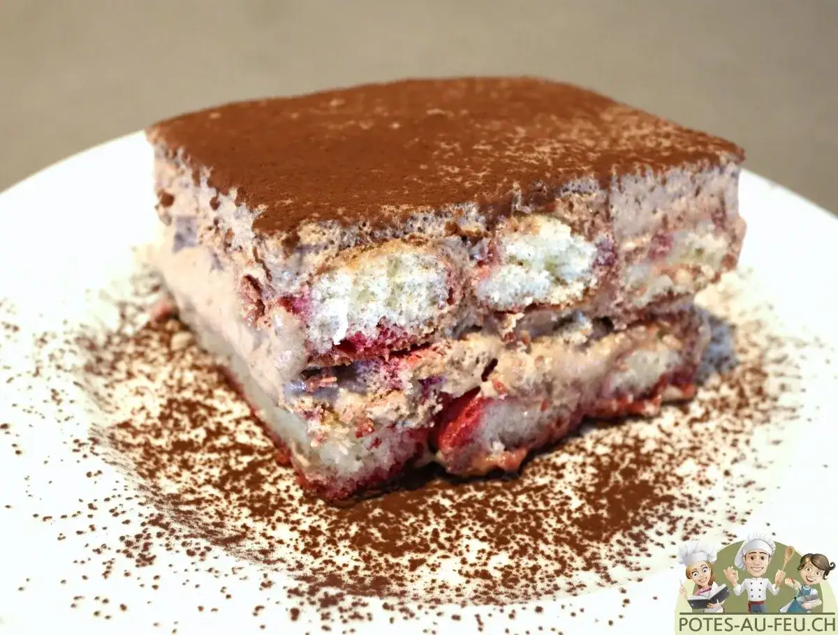 Une part de tiramisu aux fruits rouges, parfaite pour un tiramisu anniversaire. Saupoudr&eacute; de cacao, il est pr&ecirc;t &agrave; &ecirc;tre d&eacute;gust&eacute;.