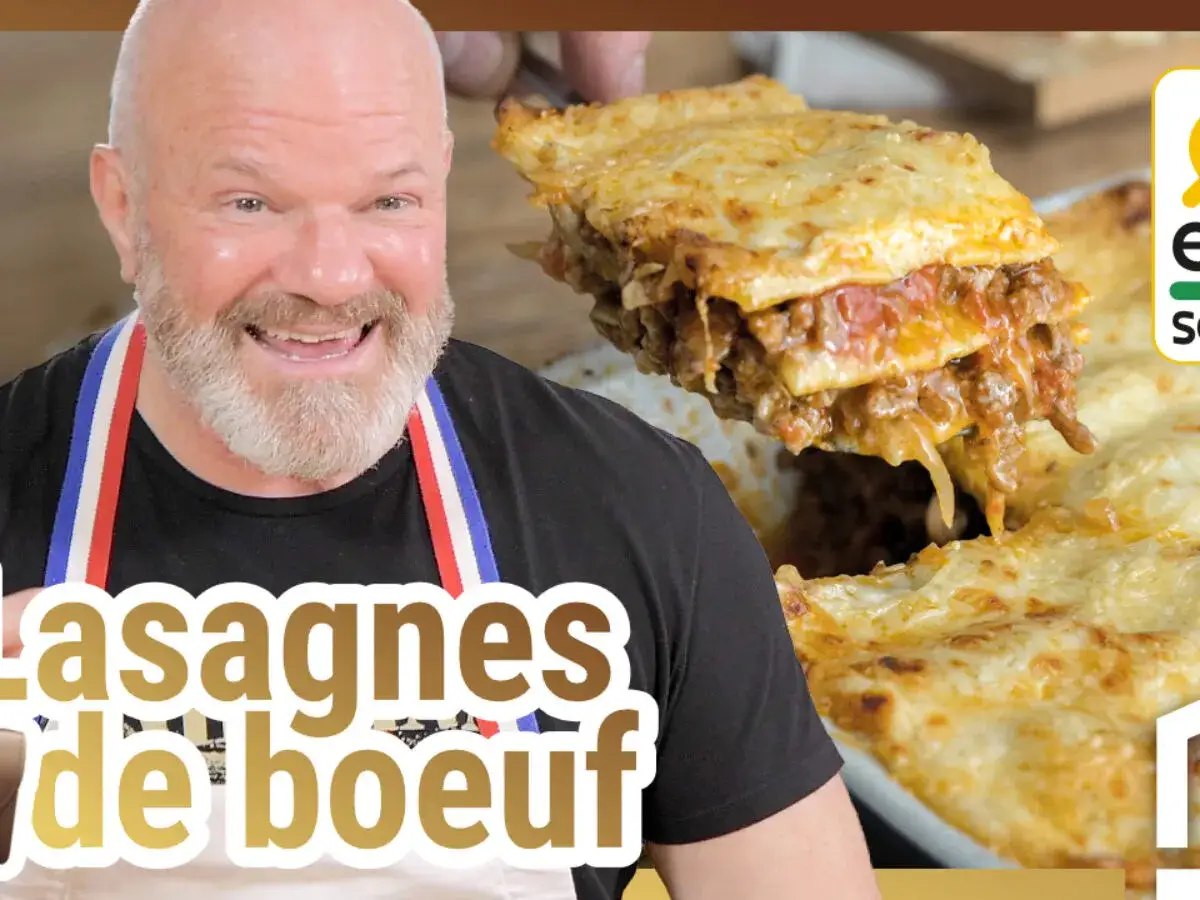 Un homme souriant pr&eacute;sente une part de lasagnes au b&oelig;uf, un plat r&eacute;confortant. Quelle viande pour lasagne ? Le b&oelig;uf est un excellent choix !