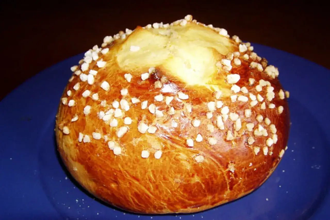 Une brioche dor&eacute;e, parsem&eacute;e de sucre perl&eacute;, pr&ecirc;te &agrave; &ecirc;tre d&eacute;gust&eacute;e. Une d&eacute;licieuse mouna recette &agrave; partager.
