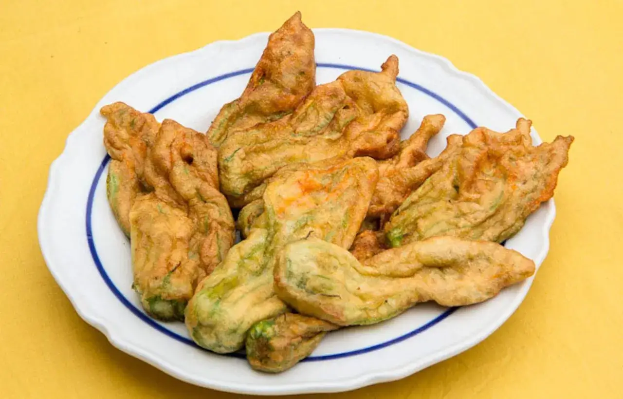 Fleurs de courgette frites, une d&eacute;licieuse recette croustillante.