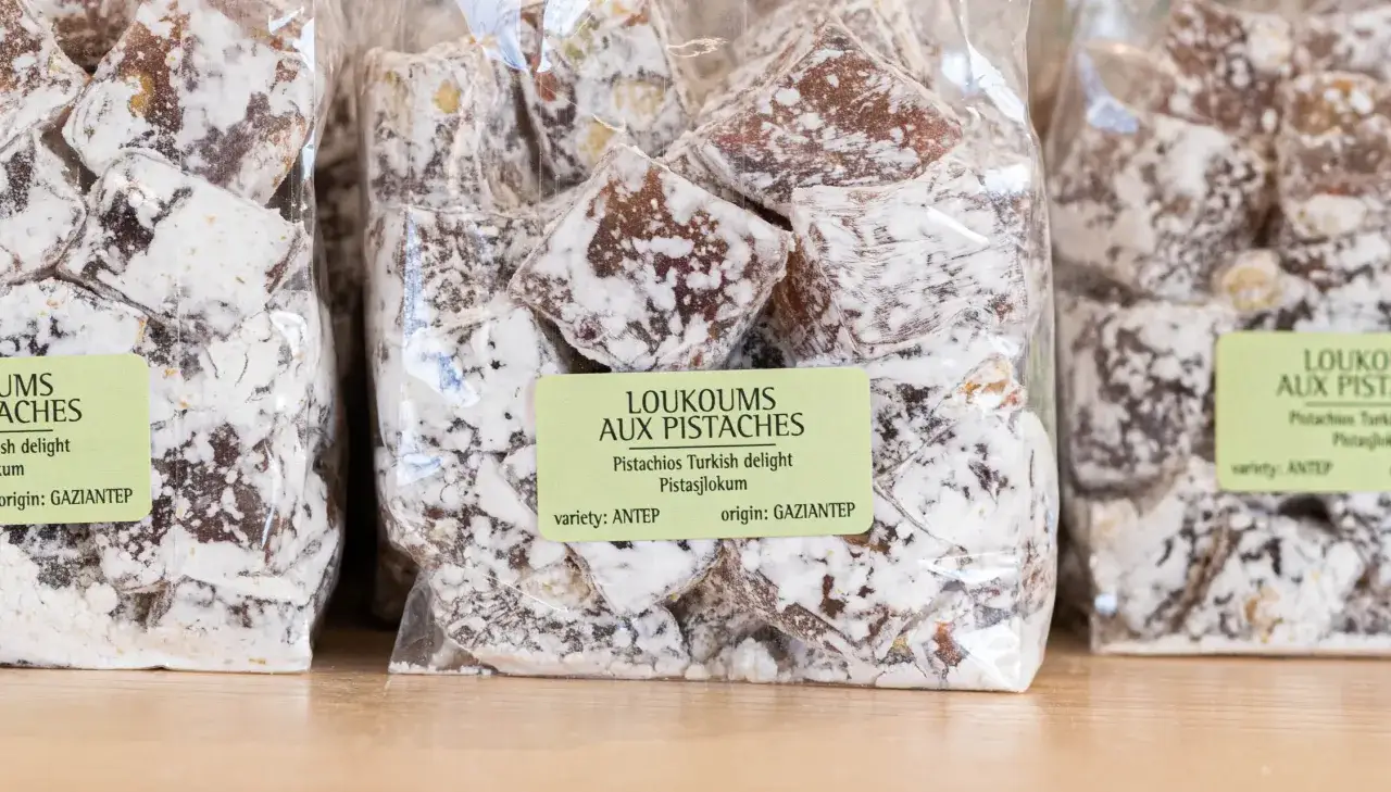 Des loukoums aux pistaches, une recette traditionnelle turque, saupoudr&eacute;s de sucre glace. Parfaits pour une pause gourmande.