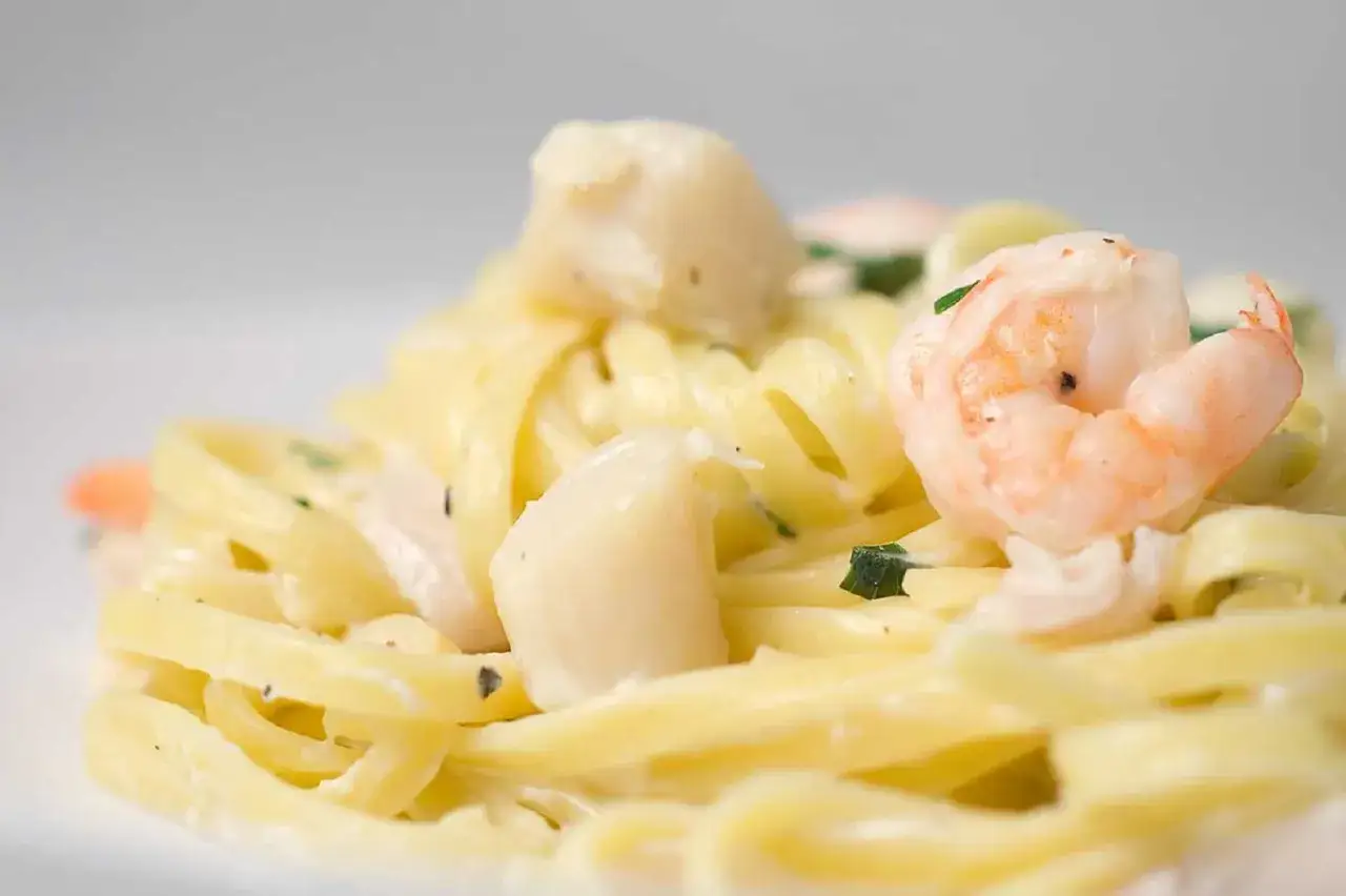 Spaghetti aux fruits de mer &agrave; la cr&egrave;me, avec crevettes et noix de Saint-Jacques, napp&eacute;s d'une sauce onctueuse. Un d&eacute;lice !
