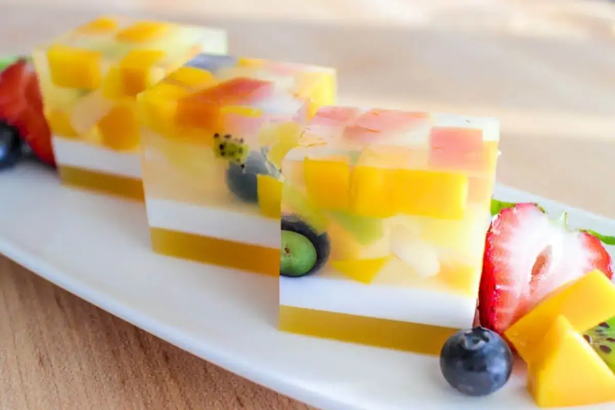 Dégustez ces délicieux desserts aux fruits, une utilisation parfaite de l'agar agar pour une texture légère et fruitée.