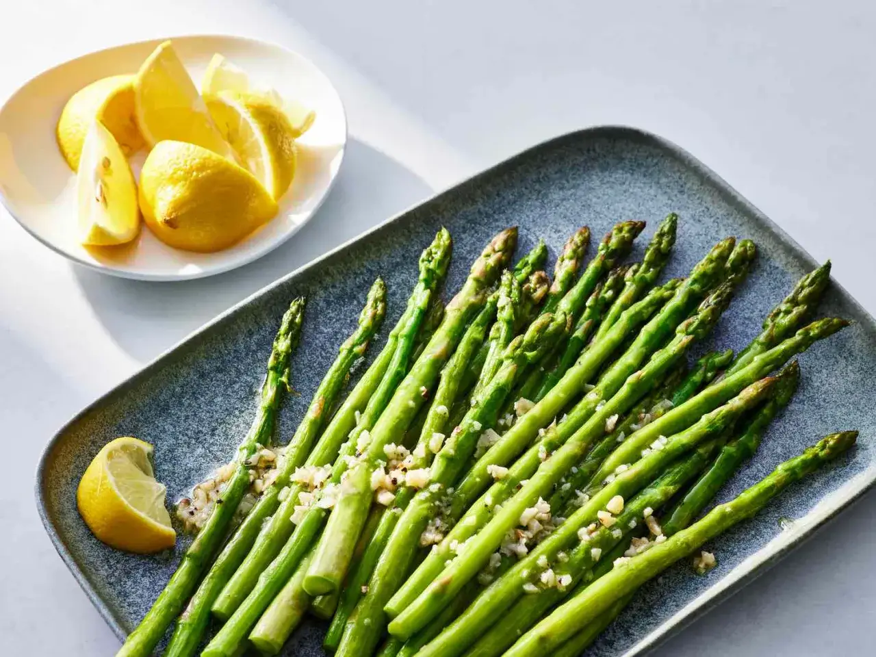 Asperges vertes poêlées à l'ail, prêtes à être dégustées. Une recette simple et savoureuse pour accompagner vos plats.