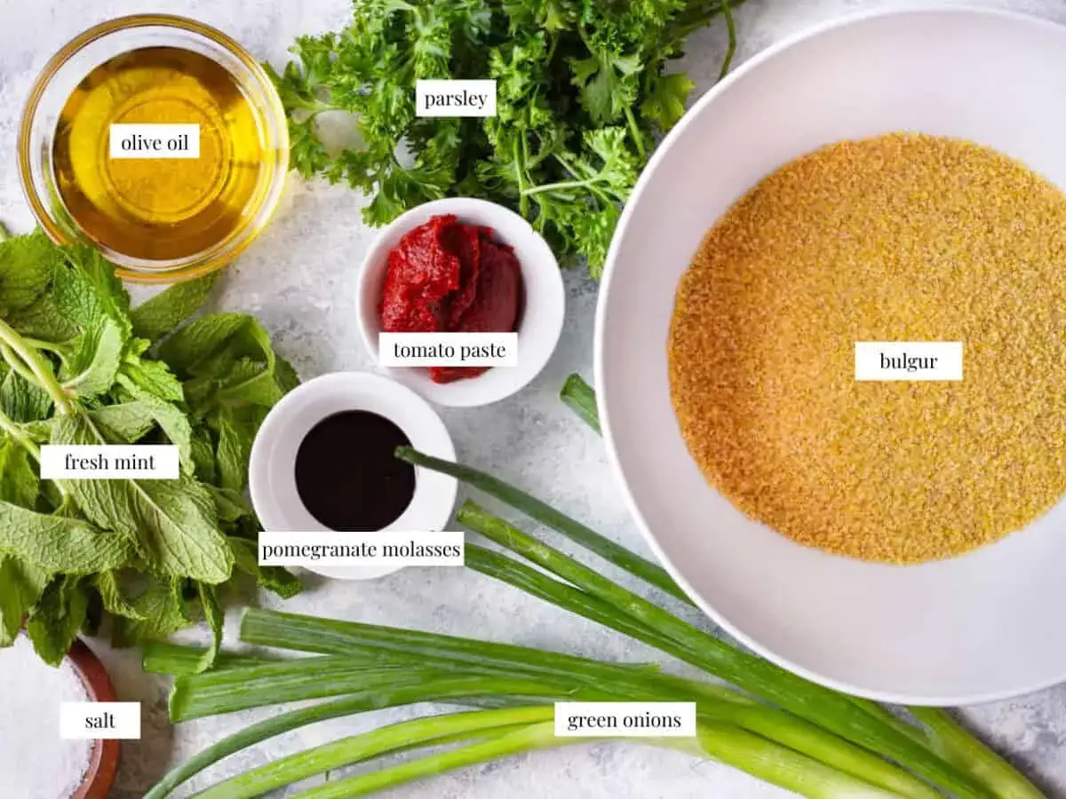 Ingr&eacute;dients pour un taboul&eacute; turc : bulgur, menthe fra&icirc;che, persil, oignons verts, p&acirc;te de tomate, m&eacute;lasse de grenade, huile d'olive et sel.