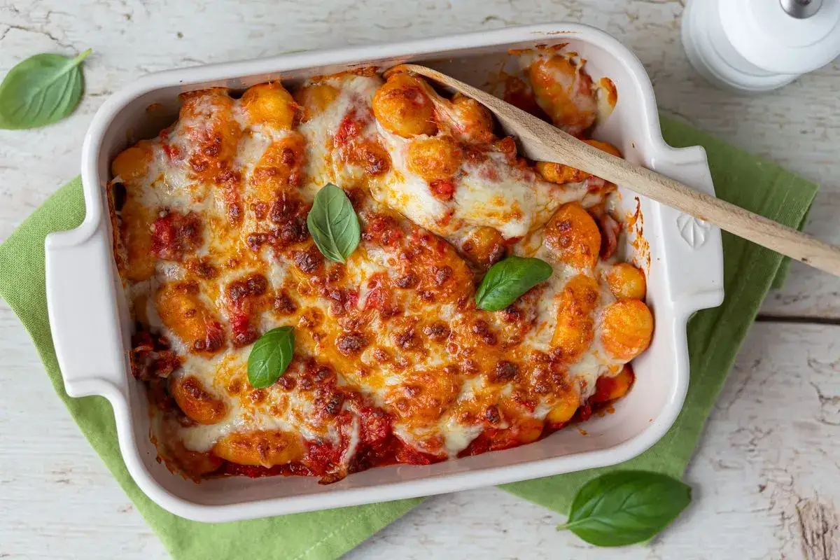 Gnocchi au chorizo gratin&eacute;s, sauce tomate et fromage fondant, d&eacute;cor&eacute;s de feuilles de basilic frais. Un plat r&eacute;confortant pr&ecirc;t &agrave; &ecirc;tre d&eacute;gust&eacute;.