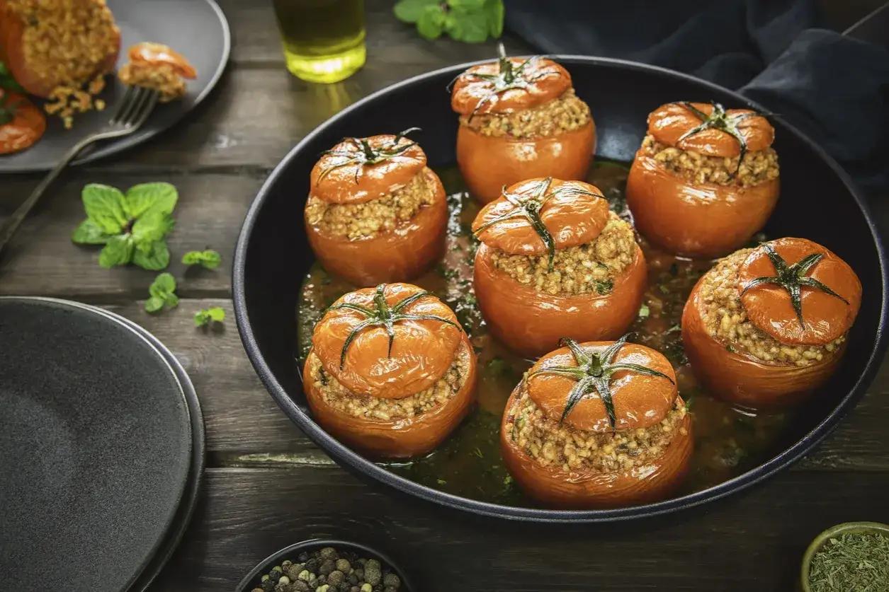 Tomates farcies prêtes à être dégustées. Le temps de cuisson tomates farcies est presque terminé, elles sont dorées et appétissantes.