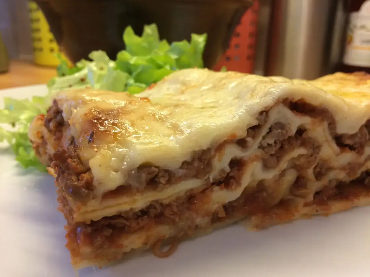 Une part de lasagnes g&eacute;n&eacute;reuse, pr&ecirc;te &agrave; rechauffer au four, avec une touche de salade verte.