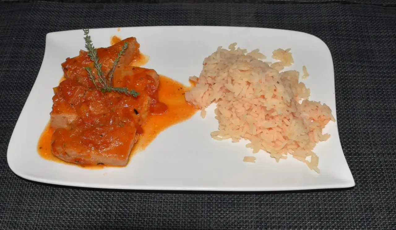 Thon frais en sauce tomate, servi avec du riz. Une recette simple et savoureuse.