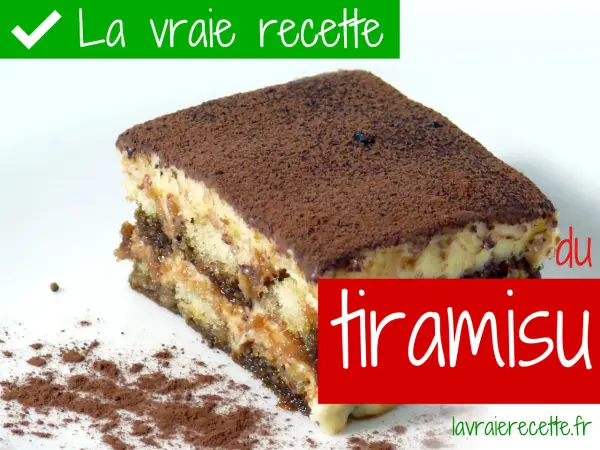 La vraie recette du tiramisu sans blanc en neige, une part généreuse de ce dessert italien classique, saupoudrée de cacao.