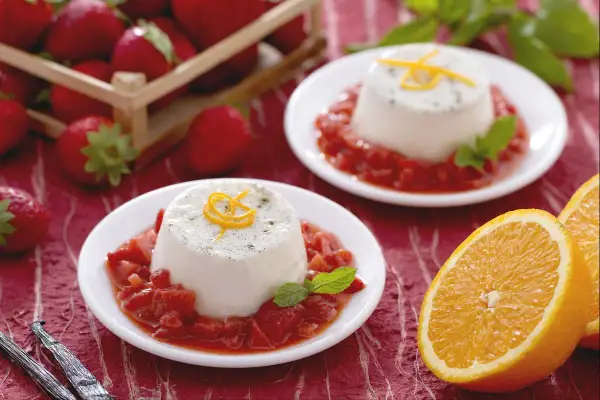 Délicieux panna cotta au lait sans crème, servi avec des fraises et une touche d'orange.
